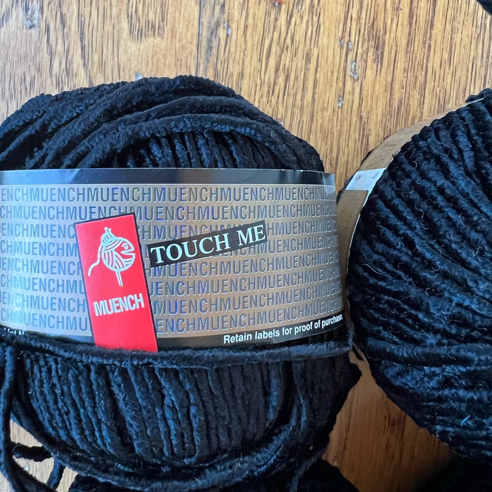 Black Touch Me Yarn